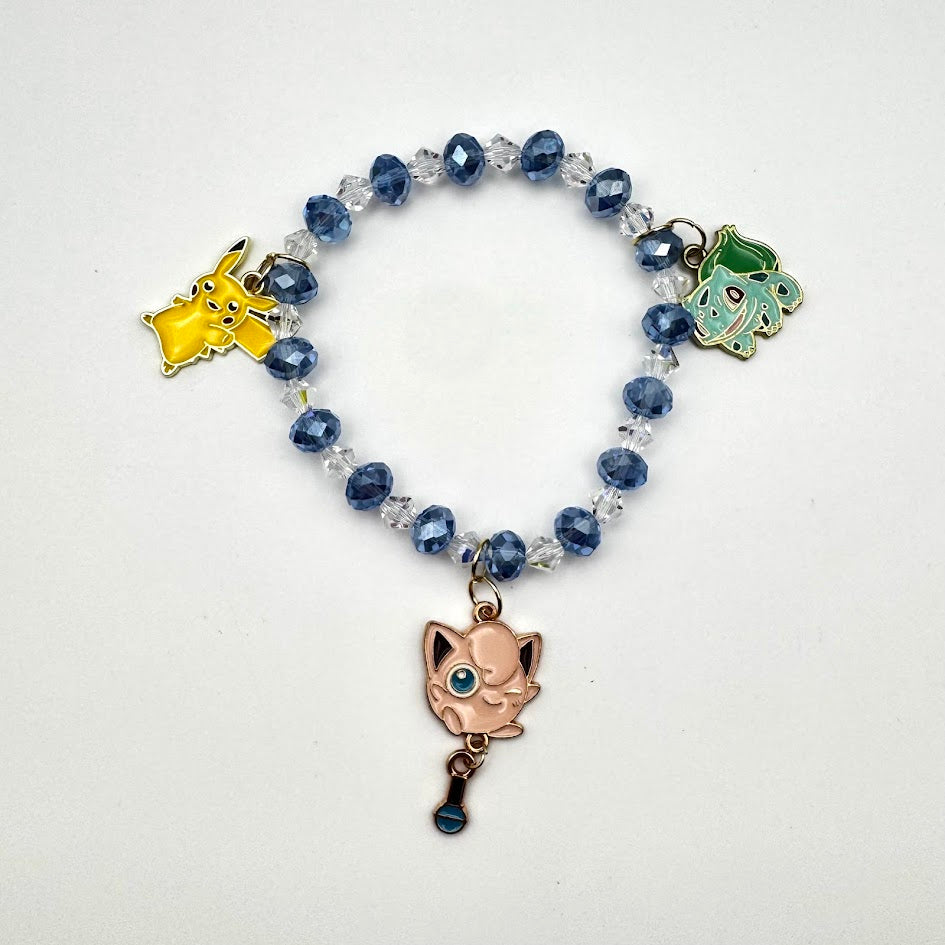 Pulsera hecha a mano con diseño de gatito rojo y negro.