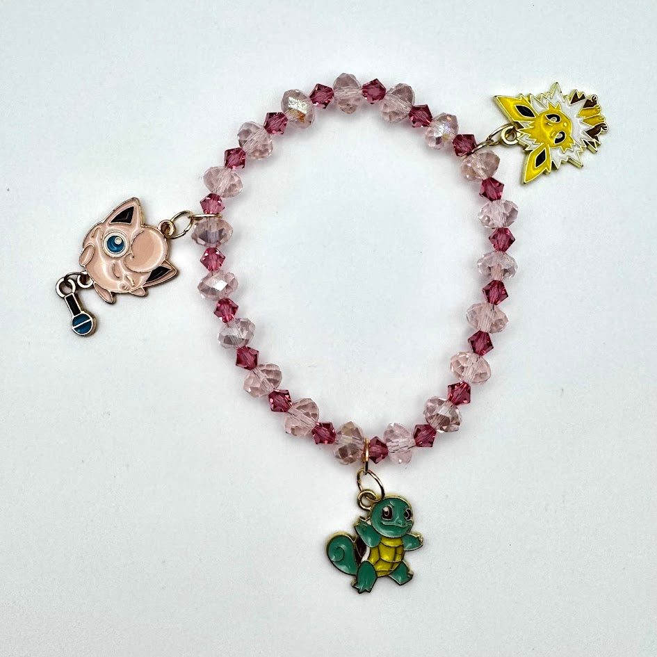 Pulsera hecha a mano con diseño de gatito rojo y negro.