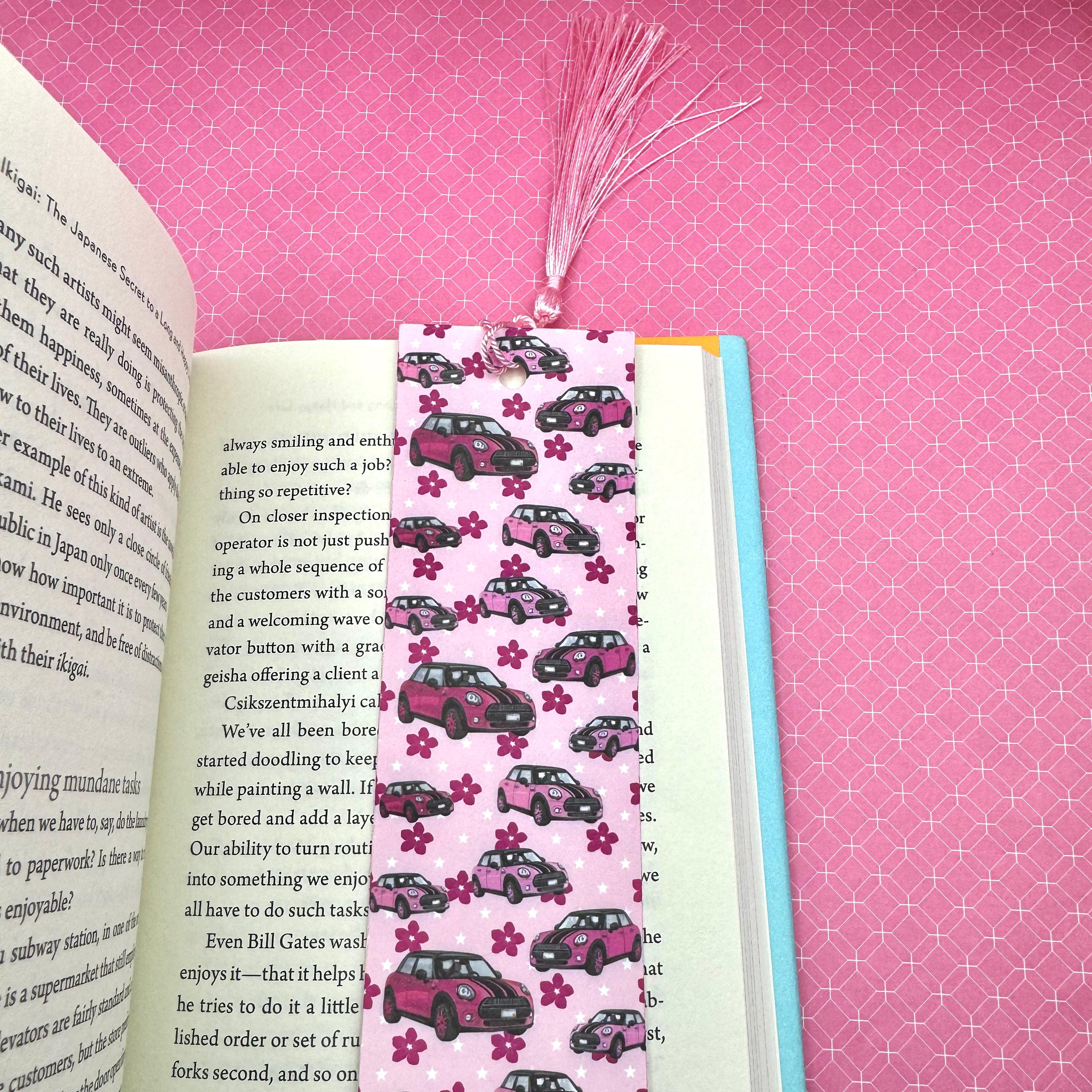 Mini Marci | Marcapáginas con estampado de coche rosa