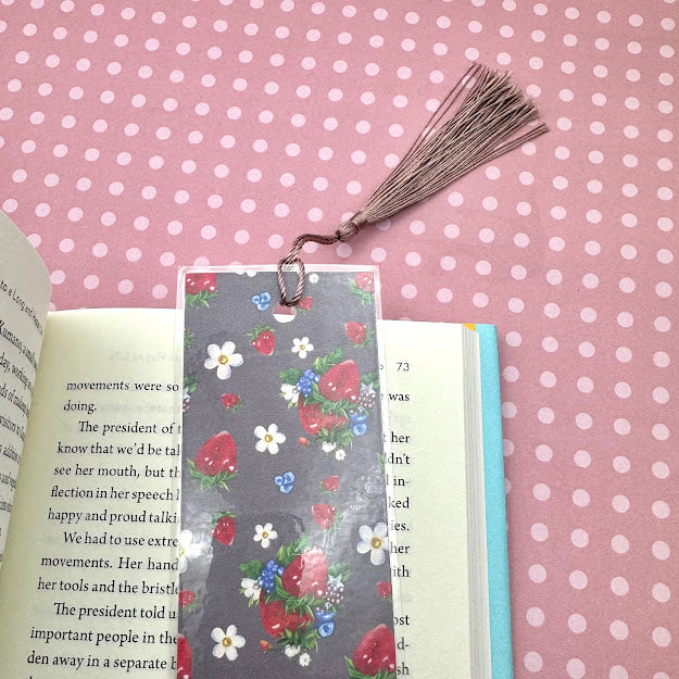 Marcapáginas con diseño de fresa