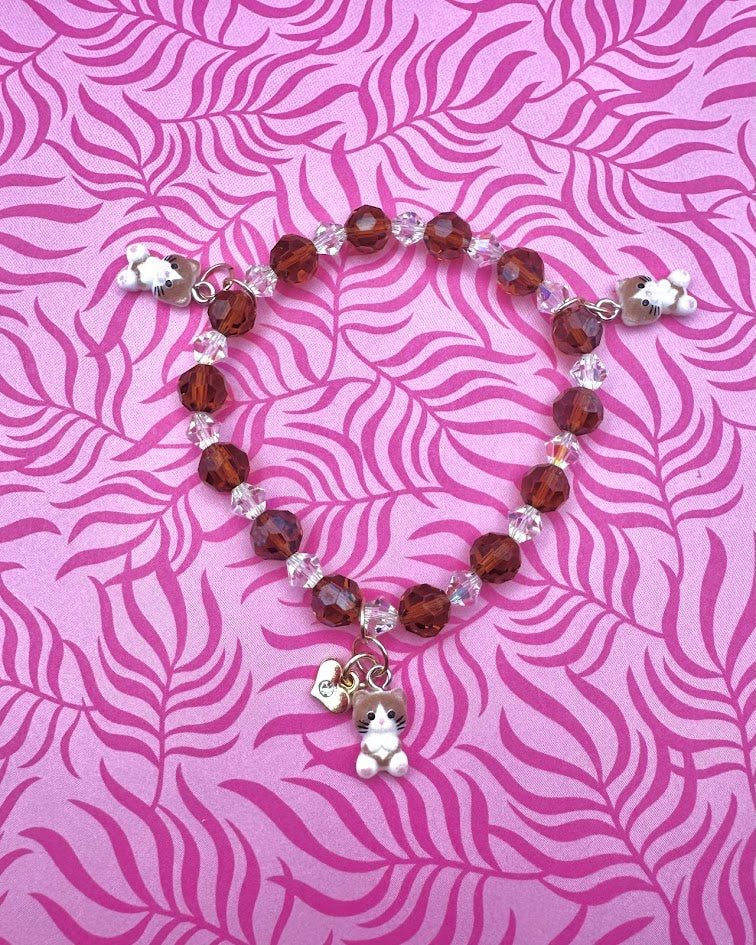 Pulsera hecha a mano con gatito marrón