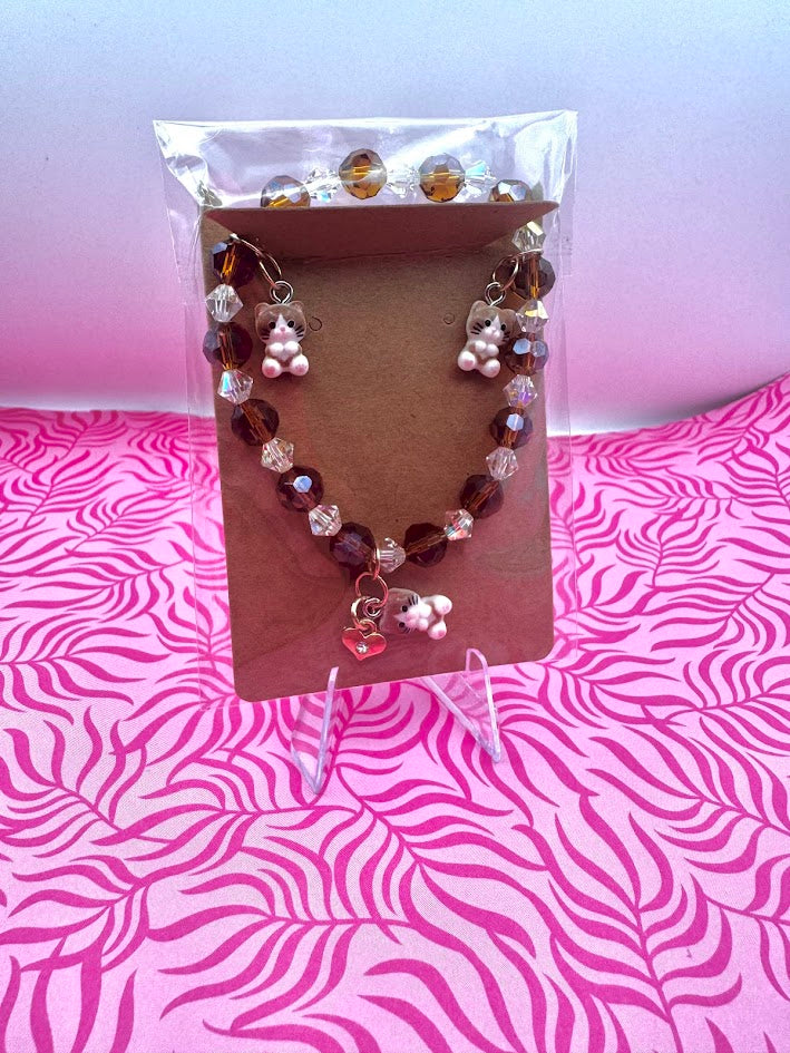 Pulsera hecha a mano con gatito marrón