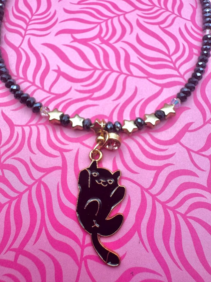 Collar hecho a mano con gatito feliz rojo y negro