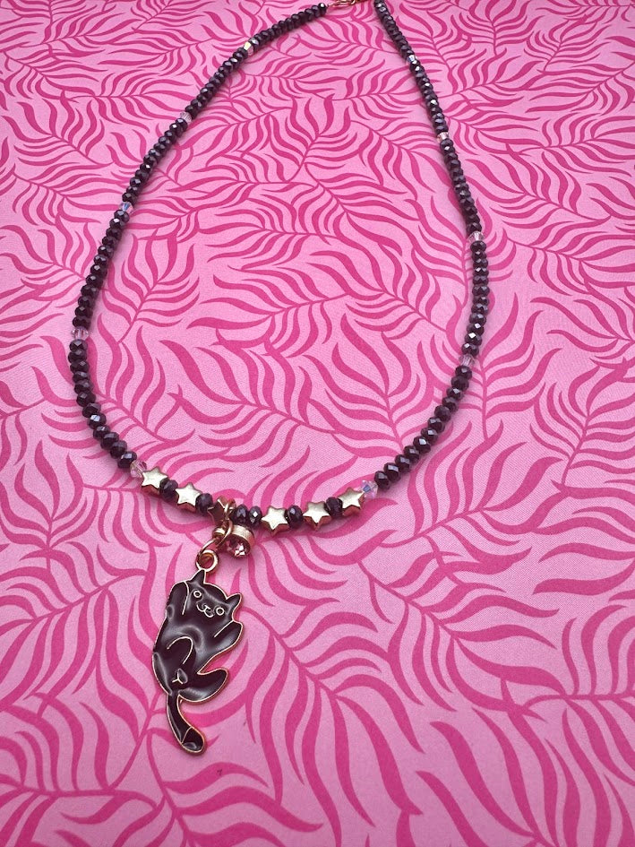 Collar hecho a mano con gatito feliz rojo y negro