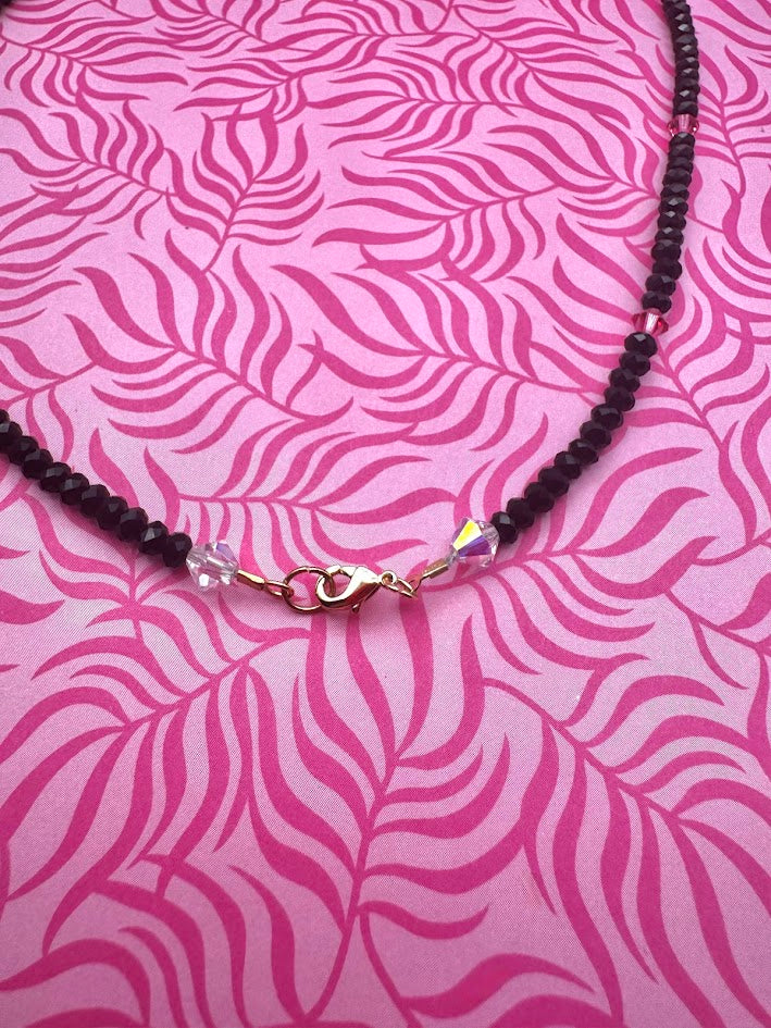 Collar hecho a mano con diseño de gatito enamorado en rojo y negro.