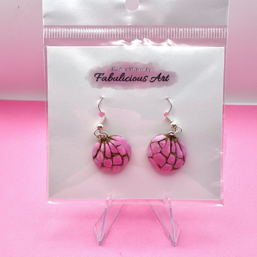 Pendientes colgantes hechos a mano con diseño de fresa rosa claro y concha.