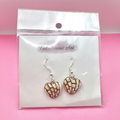 Pendientes colgantes hechos a mano con forma de corazón de vainilla blanca y concha.