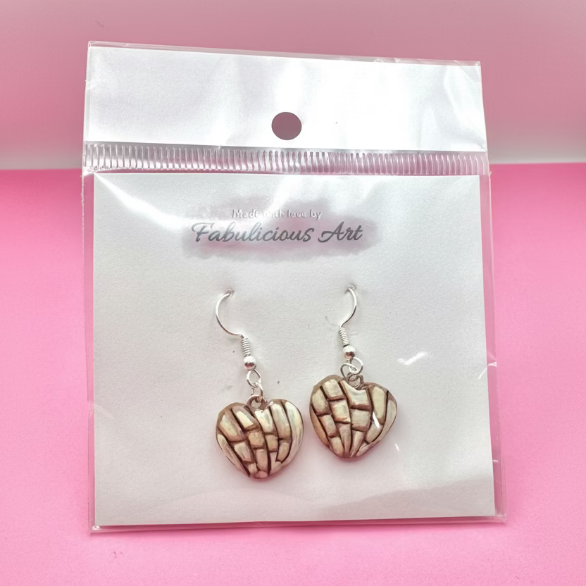 Pendientes colgantes hechos a mano con forma de corazón de vainilla blanca y concha.