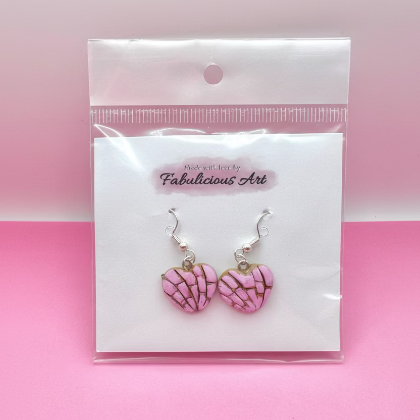 Pendientes colgantes hechos a mano con forma de corazón de fresa rosa claro y concha.